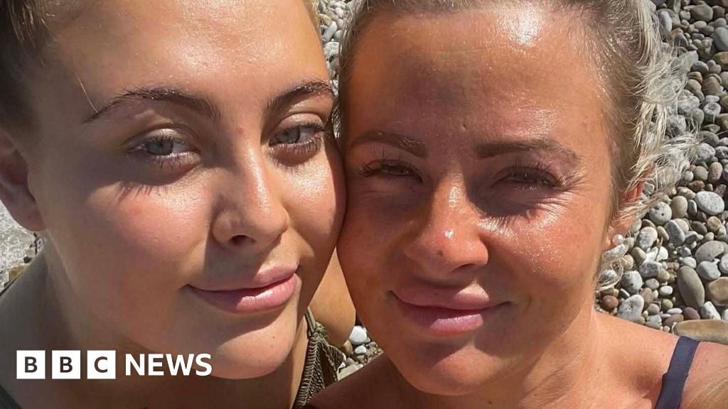 أم تعانق قاتل ابنتها في السجن: رحلة نحو العدالة التصالحية والغفران