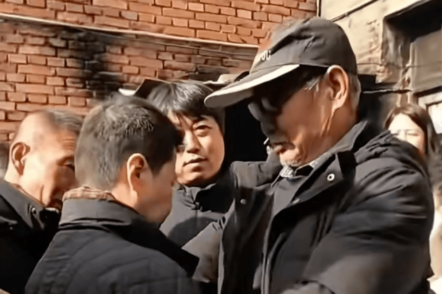 إسقاط التهم عن مزارع صيني اعتدى على امرأة لمدة 13 عامًا يثير غضبًا وطنيًا ويكشف ثغرات القانون