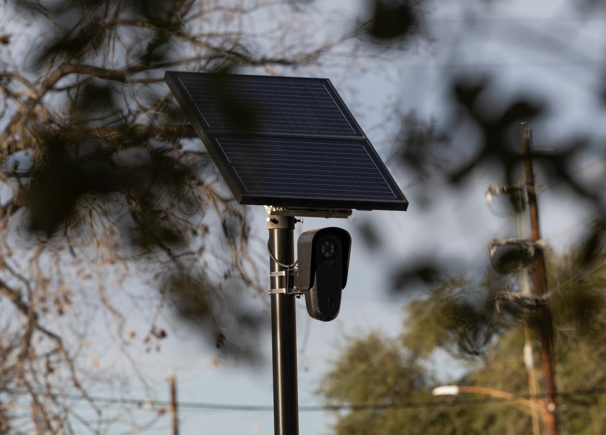 تزايد الغضب الشعبي يؤدي إلى تخريب كاميرات المراقبة من Flock في أنحاء الولايات المتحدة