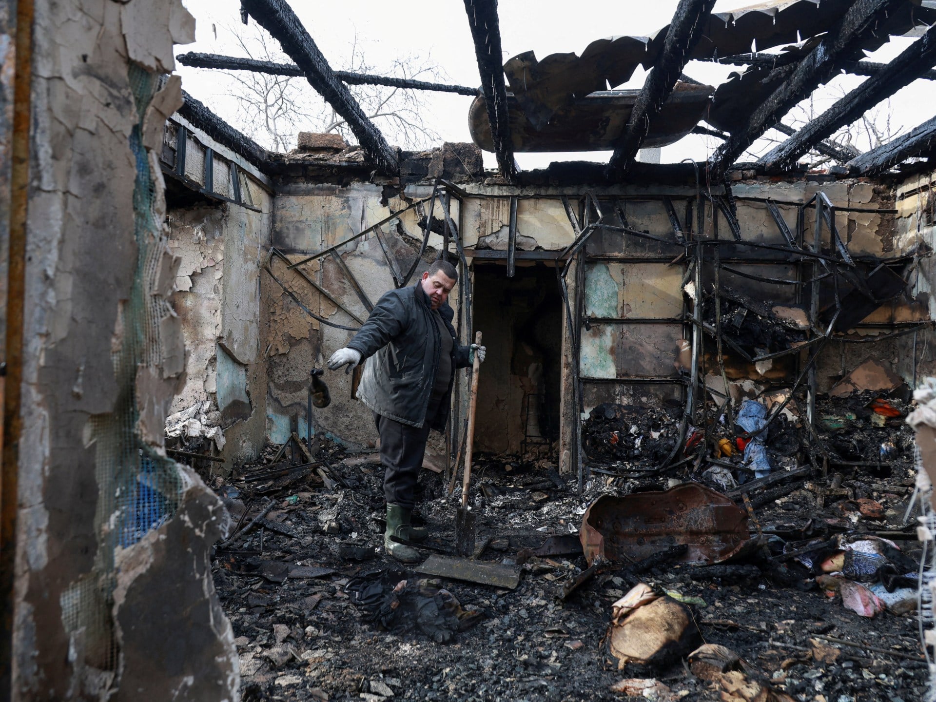 مقتل ضابطي شرطة في خاركيف وهجمات متبادلة بين روسيا وأوكرانيا تستهدف مواقع صناعية