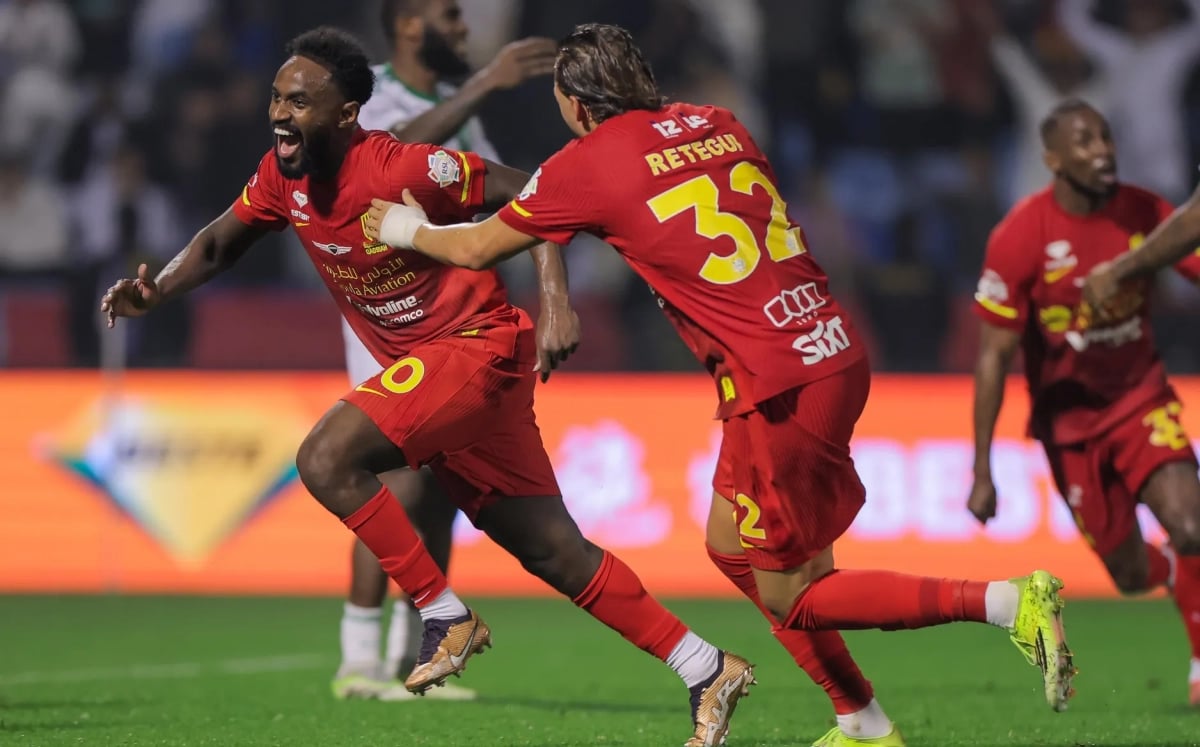 القادسية يحقق عودة مذهلة ويهزم الأهلي 3-2 في الوقت بدل الضائع ليُبقي آماله في لقب الدوري السعودي حية