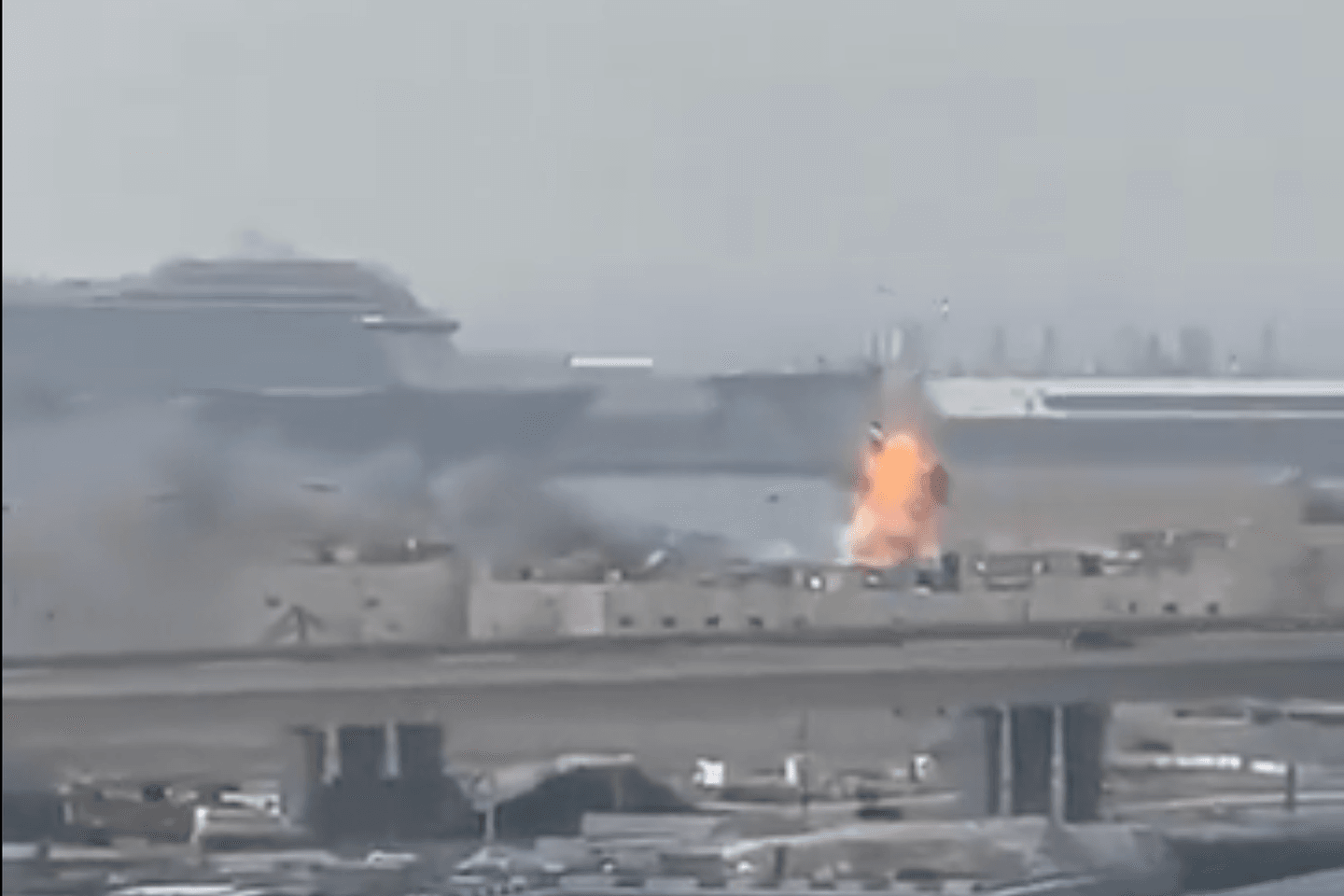 هجوم بطائرات مسيرة إيرانية يستهدف قاعدة بحرية فرنسية في أبوظبي ويثير تساؤلات حول الرواية الرسمية