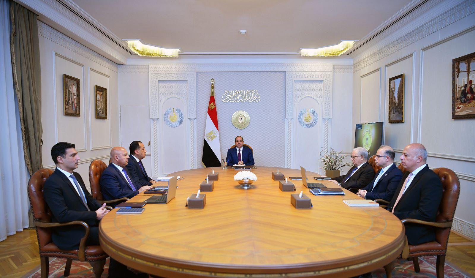 الرئيس السيسي يدعو لإزالة معوقات الاستثمار والصناعة لتعزيز الإنتاج المحلي وجذب الاستثمارات