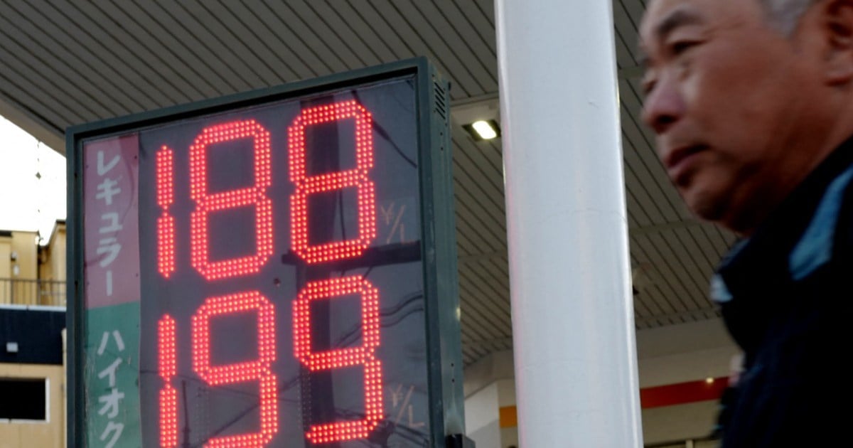 أسعار النفط تتجاوز 106 دولارات للبرميل مع استمرار إغلاق مضيق هرمز