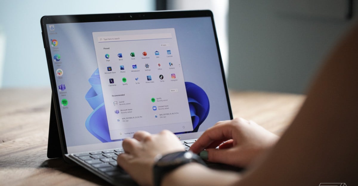 مايكروسوفت تعيد ميزة تحريك شريط مهام ويندوز 11 بعد سنوات من انتظار المستخدمين