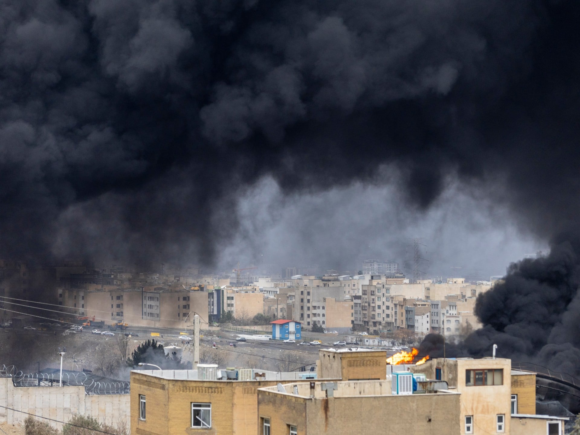 نائب وزير الصحة الإيراني يكشف عن مقتل مدنيين وتضرر مرافق صحية جراء الهجمات الأمريكية الإسرائيلية