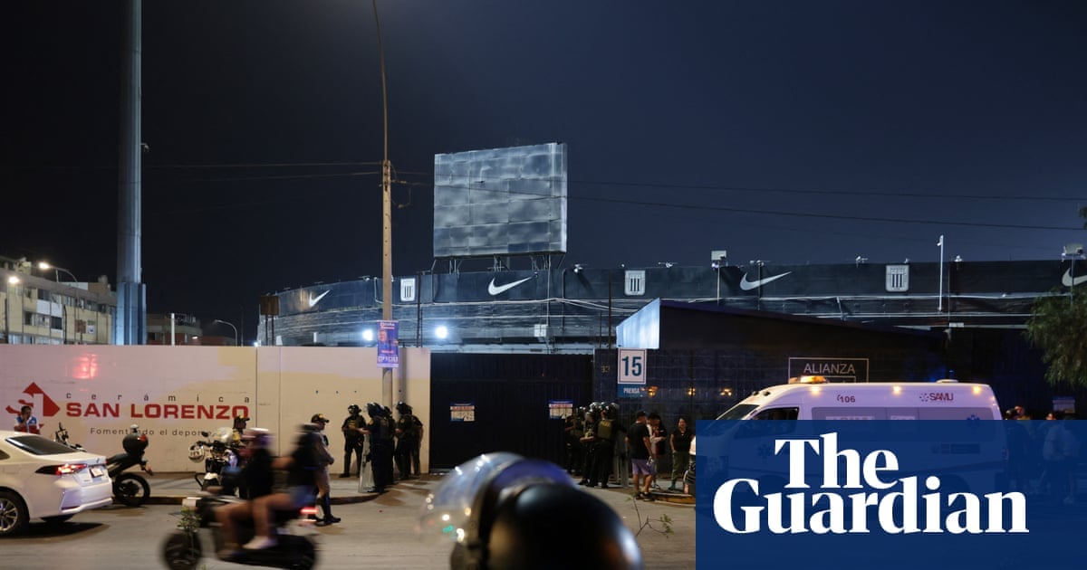 مقتل شخص وإصابة العشرات في حادث بملعب أليخاندرو فيلانويفا ببيرو